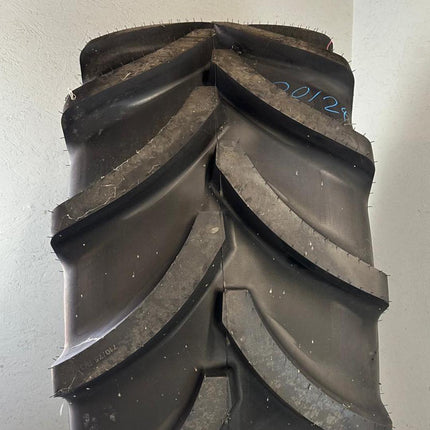 710/75 R 38 Vredestein Traxion XXL DOT 44/22 174 D TL lfd. Nr.: 20/24 Schaden am Stollen